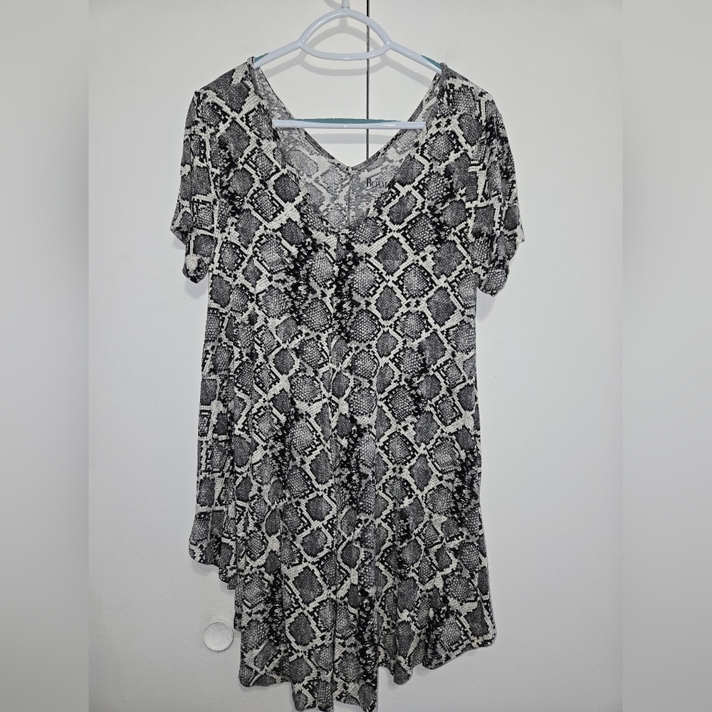 Roaman's Women's Black‎ and White Snake Print Top Size 14/16